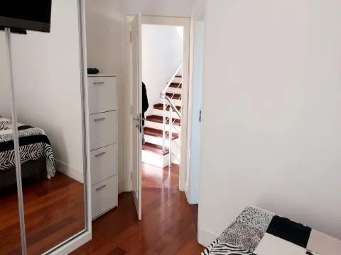 Imagem VENDA DE SOBRADO NO CONDOMÍNIO ARUJAZINHO IV, EM ARUJÁ/SP, 200m² com 5 suítes, ambientes claros, churrasqueira e vista privilegiada. CONSULTE-NOS