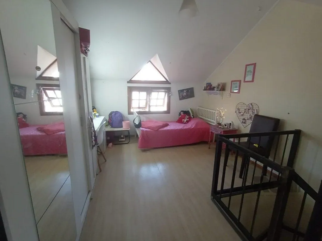 Imagem Casa em Condomínio com 96m² e 3 dormitórios no bairro Tristeza em Porto Alegre.