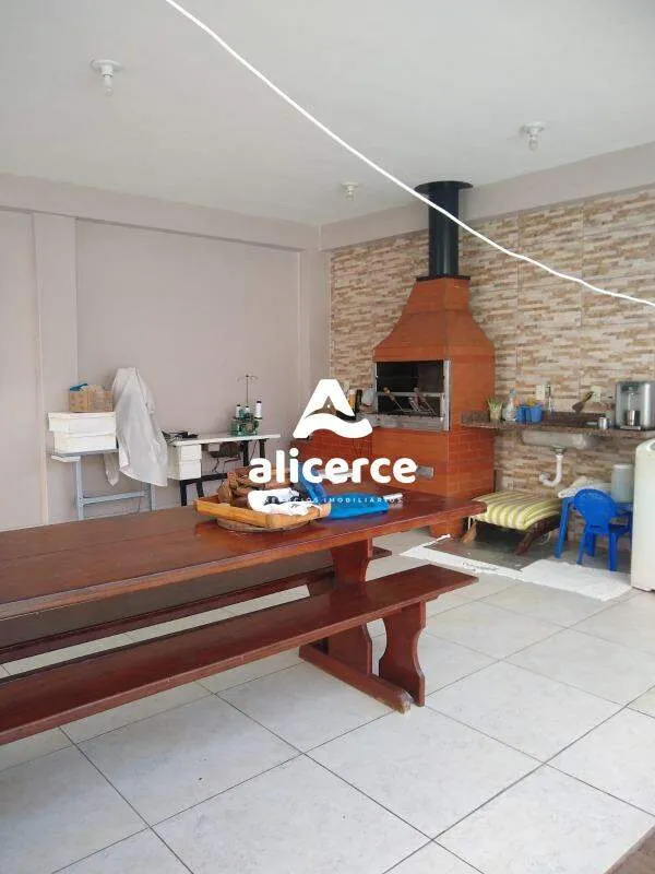 Imagem Casa ampla a 1 quadra da Beira-Mar Continental | 3 Dormitórios I 4 Vagas de Garagens I Piscina no bairro Estreito - Florianópolis/SC