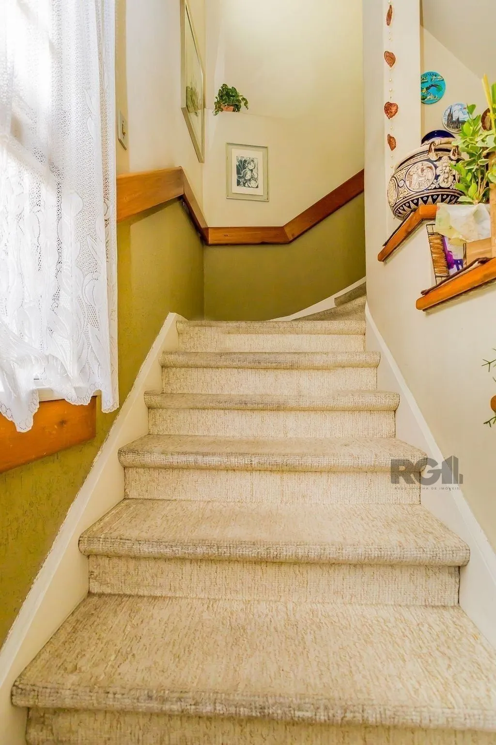 Imagem Casa 3 dormitórios, sendo 1 suíte, 636,29 m² de área privativa e 5 vaga(s) de garagem. Localizado na Rua Zamenhoff, no bairro São João em Porto Alegre.
