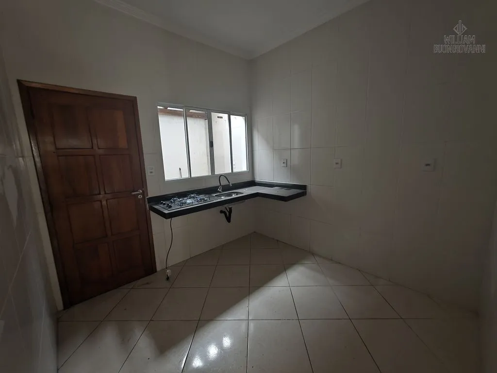 Imagem Casa Reformada em Condomínio - 1 Dorm, 1 Vaga, 1,4 km da Praia