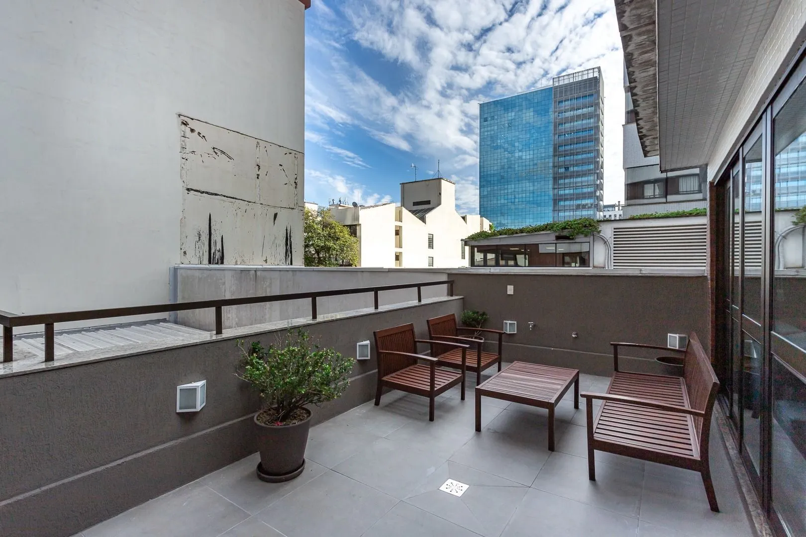 Imagem Apartamento Garden 3 Dorms (2 Suítes), 181m², 2 Vagas - Auxiliadora, POA