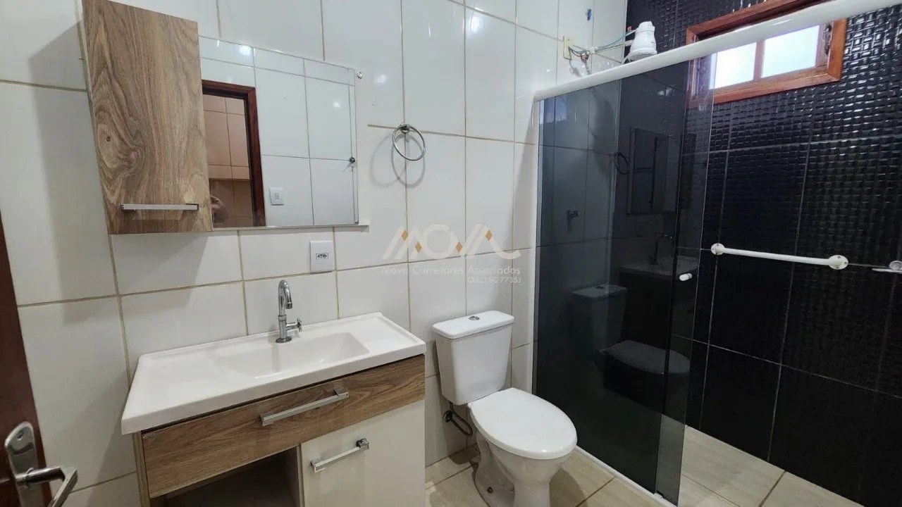 Imagem Casa localizada na Vila da Glória, em terreno de esquina, a aproximadamente 150 metros da praia.

S...