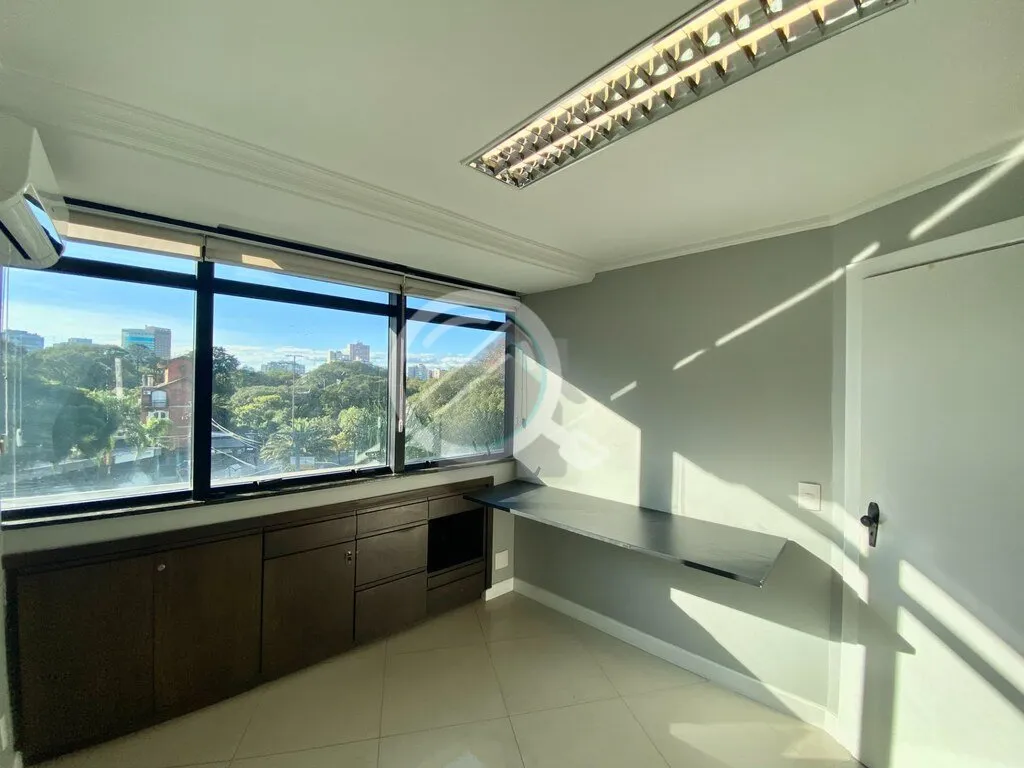 Imagem Impecável sala comercial dividida em três escritórios, recepção e toalete. Móveis planejados, ...