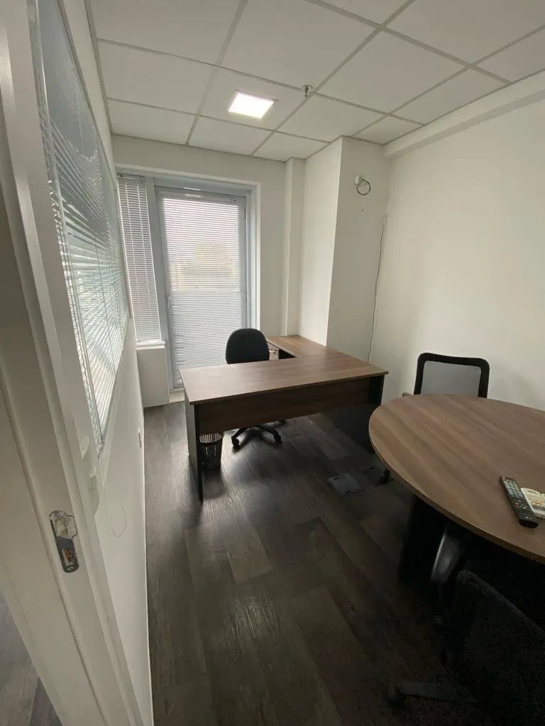 Imagem Sala Comercial Planejada e Mobiliada no Centro de Alphaville - 49m², 1 Vaga de Garagem