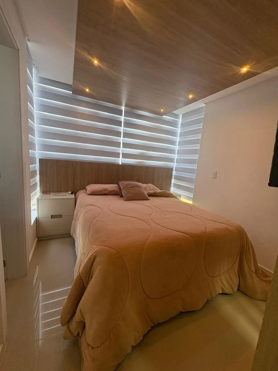 Imagem Apartamento à venda no Bairro Tristeza - Mobiliado. Lindo apartamento de 3 dormitórios, transformado em 2 dormitorios, sendo 1 suíte, com excelente distribuição dos ambientes.