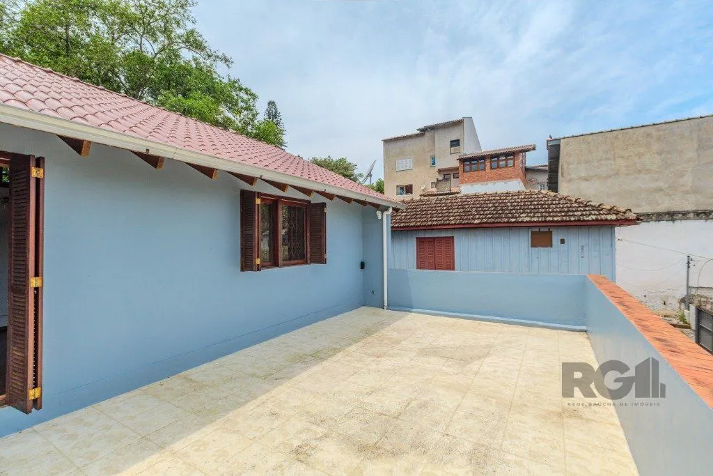 Imagem Casa 253m², 3 suítes, pátio, churrasqueira e vaga de garagem para 4 carros no bairro Nonoai