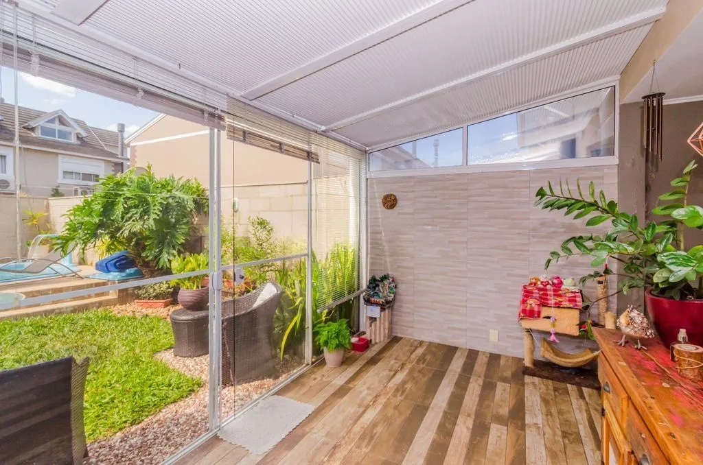 Imagem Casa em Condomínio 4 Dormitórios com Suíte no Lindoia - Porto Alegre