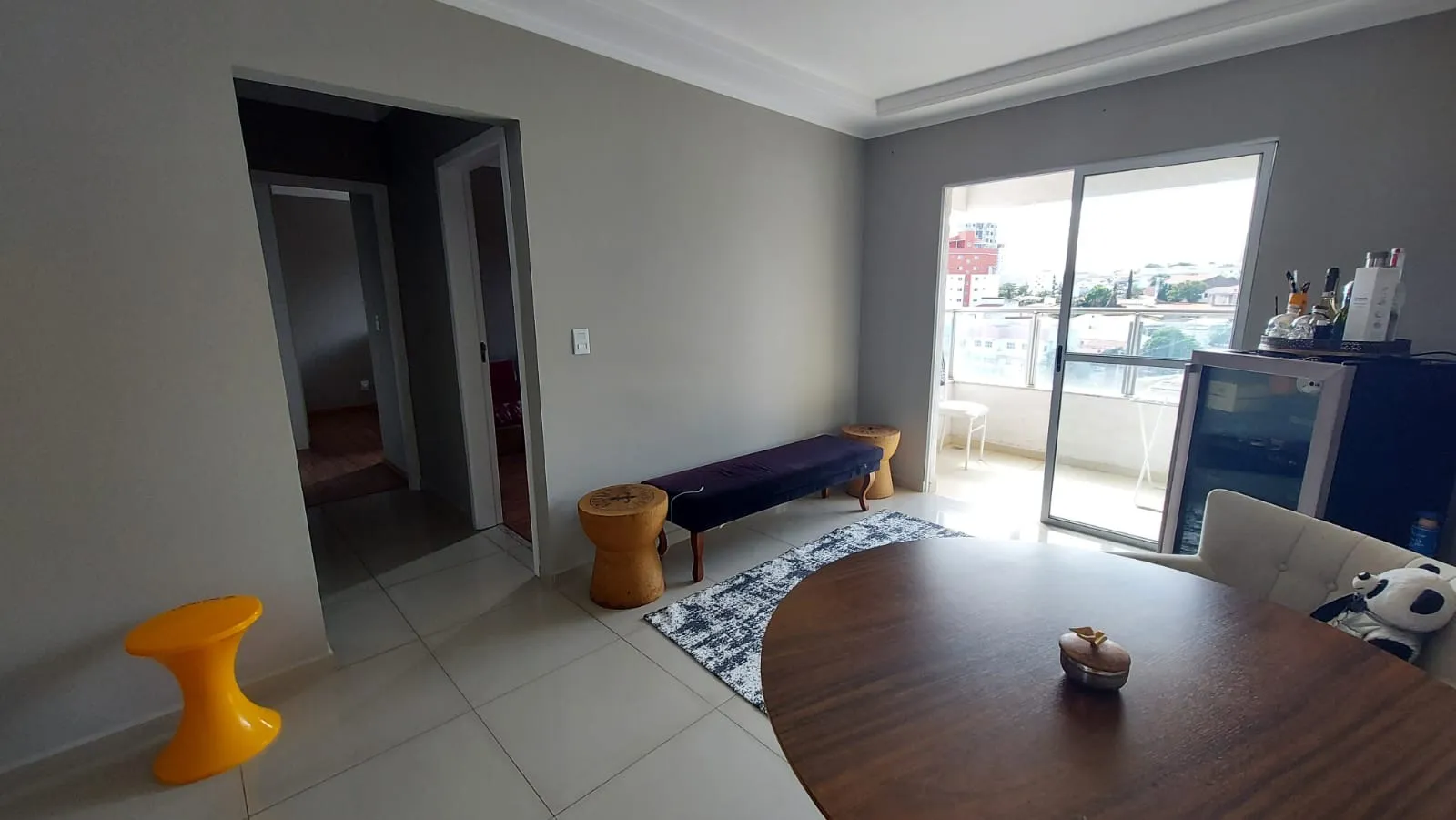 Imagem Excelente Apartamento 2 Dormitórios, 1 Suíte, Varanda e 2 Vagas na Garagem