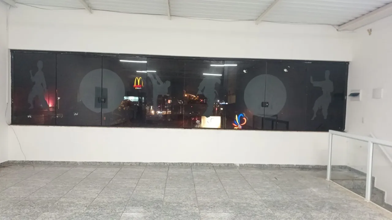 Imagem Salão Comercial de Alto Padrão para Locação em Sorocaba-SP, no Jardim Wanel Ville IV: 1 Sala, 2 Banheiros, 135m² de Área