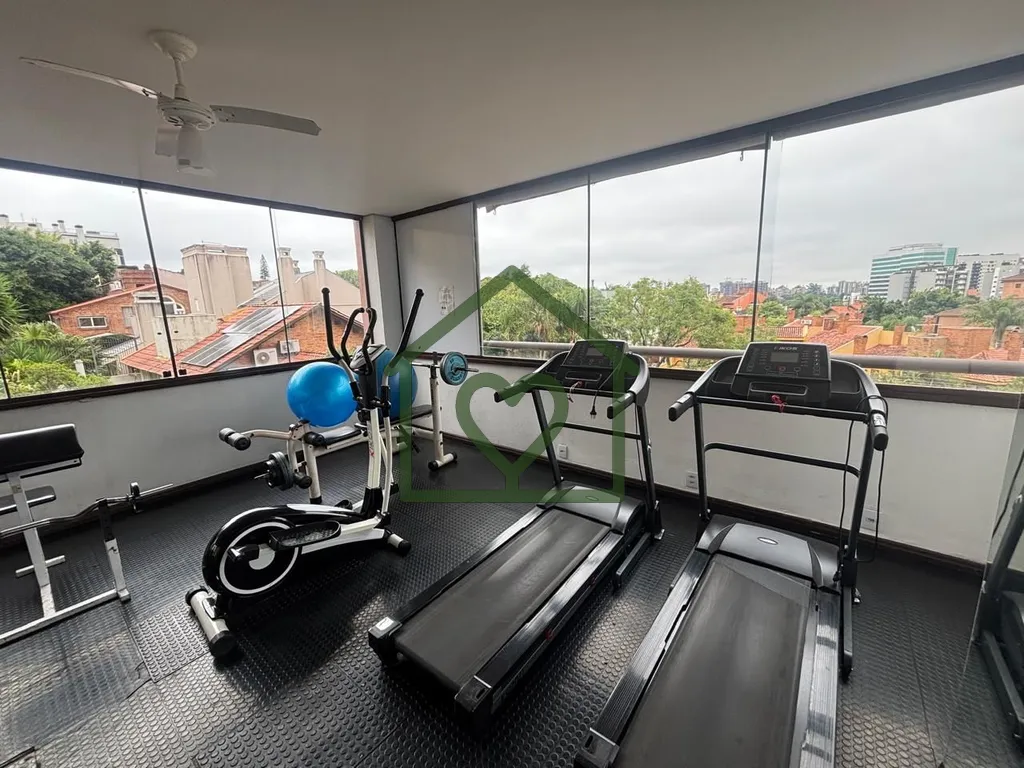 Imagem Vendo Apartamento reformado e semi mobiliado com três dormitórios, sendo um suíte, 800 metros do ...