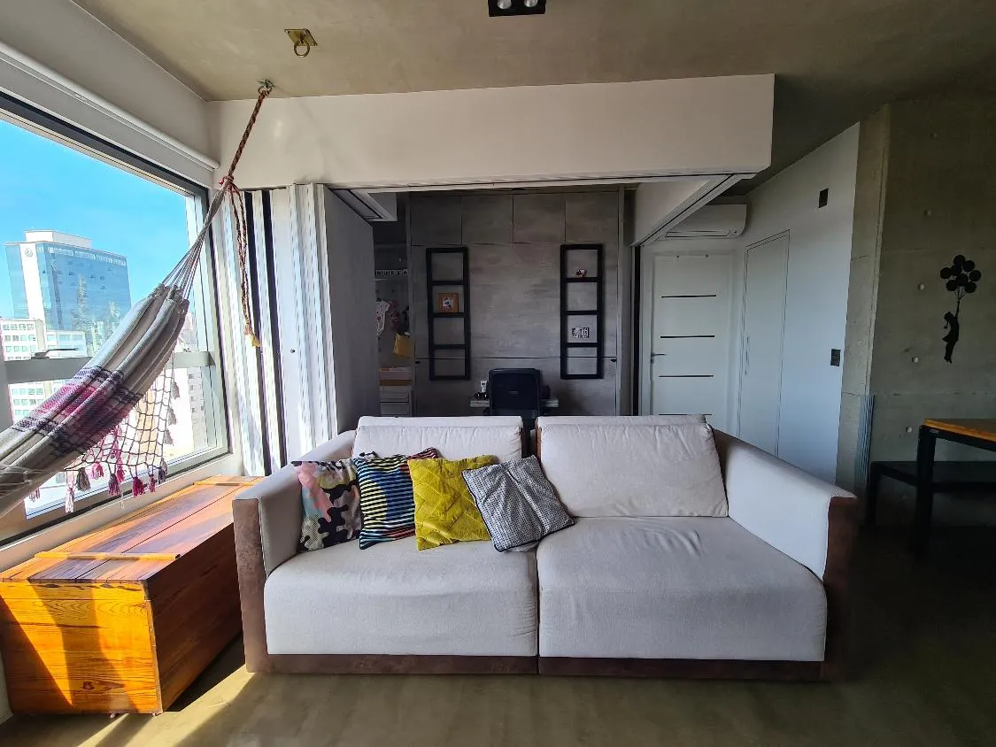 Imagem Apartamento aconchegante e versátil no Cambuí com quarto desmontável e moveis planejados.