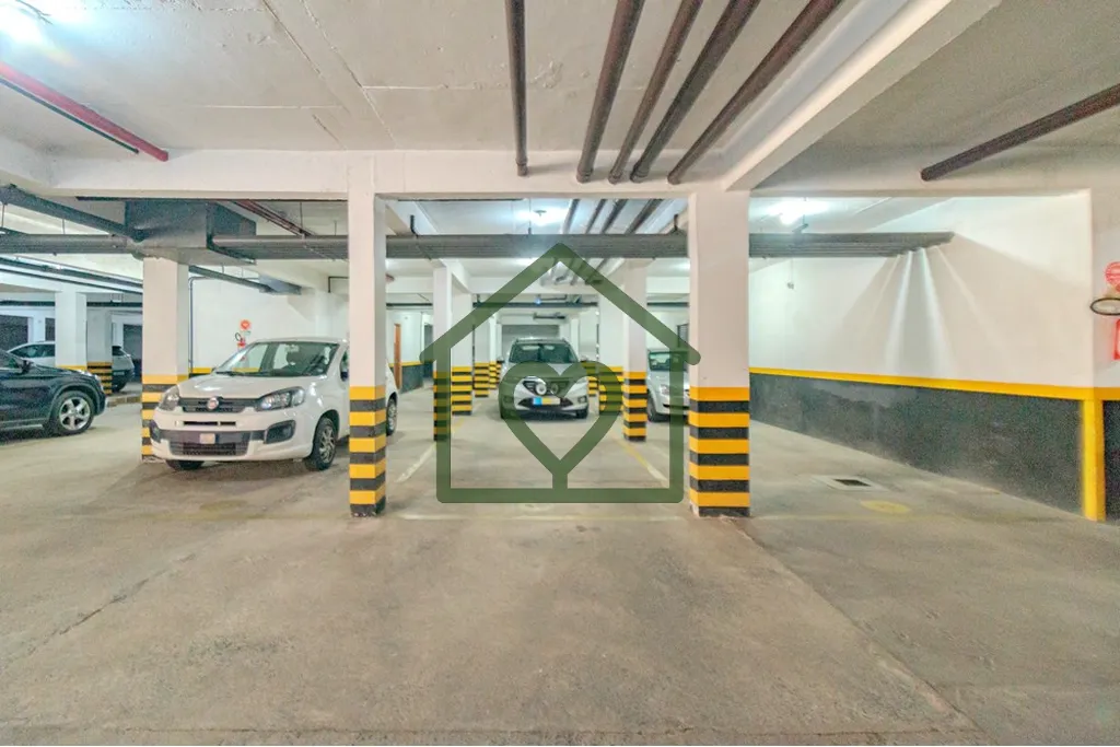 Imagem Apartamento com 84m² privativos, três dormitórios (sendo uma suíte), dois banheiros, sacada com ...