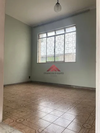 Imagem asa no centro com varandão, 03 salas cinco quartos,dependencia completa ,copa cozinha,02 banheiros,duas suites,vaga para dois carros,excelente locali