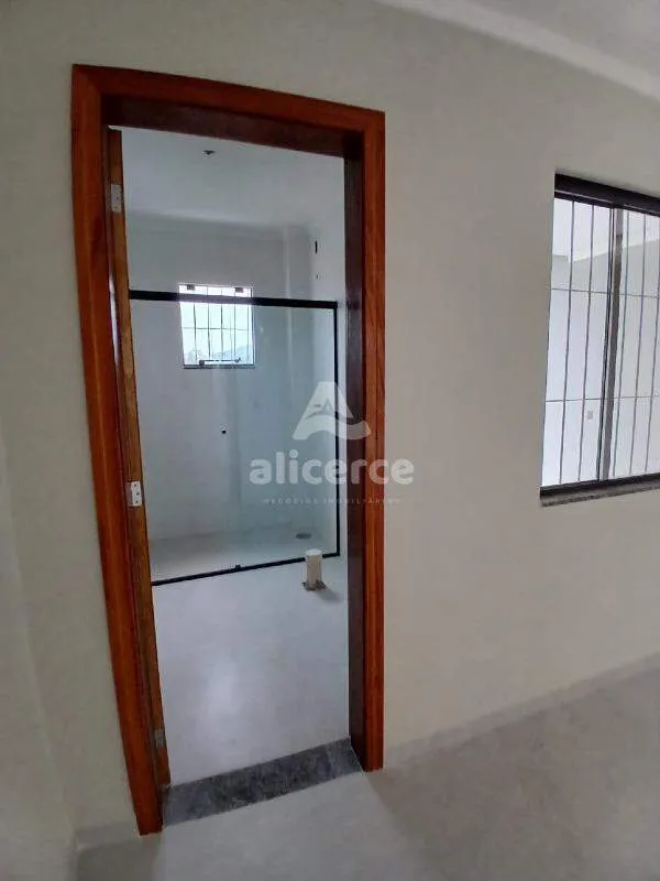 Imagem Sobrado com passagem lateral, 2 Suítes e churrasqueira, à venda no Sertão do Maruim - São José/SC