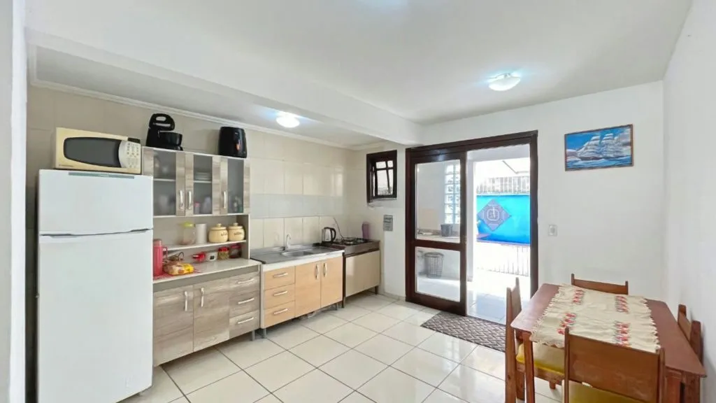 Imagem Casa de 2 dormitórios à venda Rua Heitor Kramer, Guarujá - Porto Alegre
