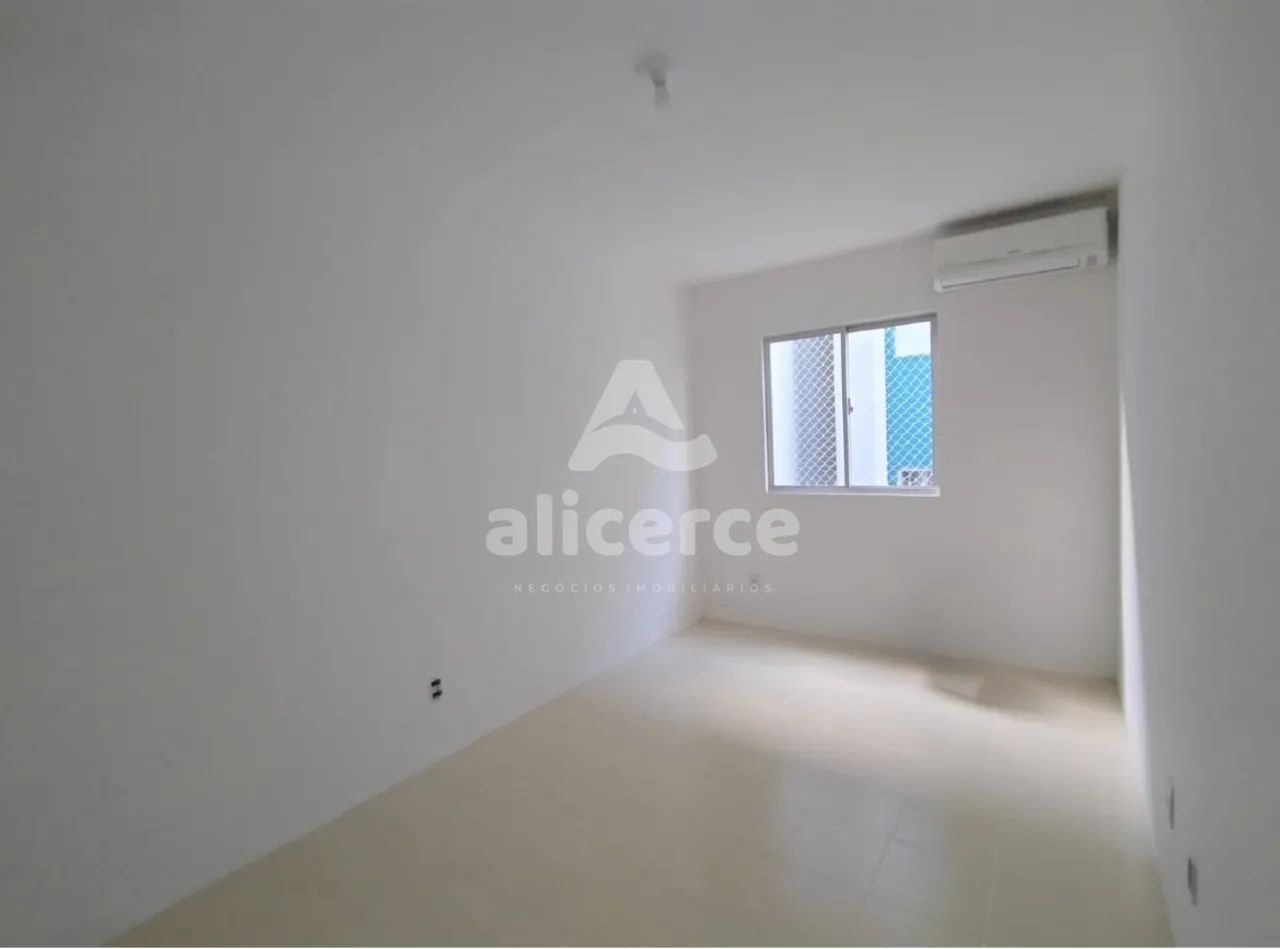 Imagem Apartamento Recém reformado, semi mobiliado 2 Dormitórios , elevador, piscina, Barreiros, São José/SC