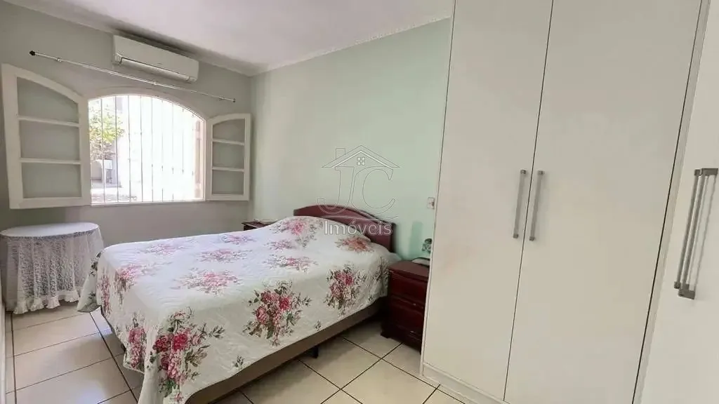 Imagem Casa com 3 dormitórios e amplo terreno na Vila Santana em Valinhos!