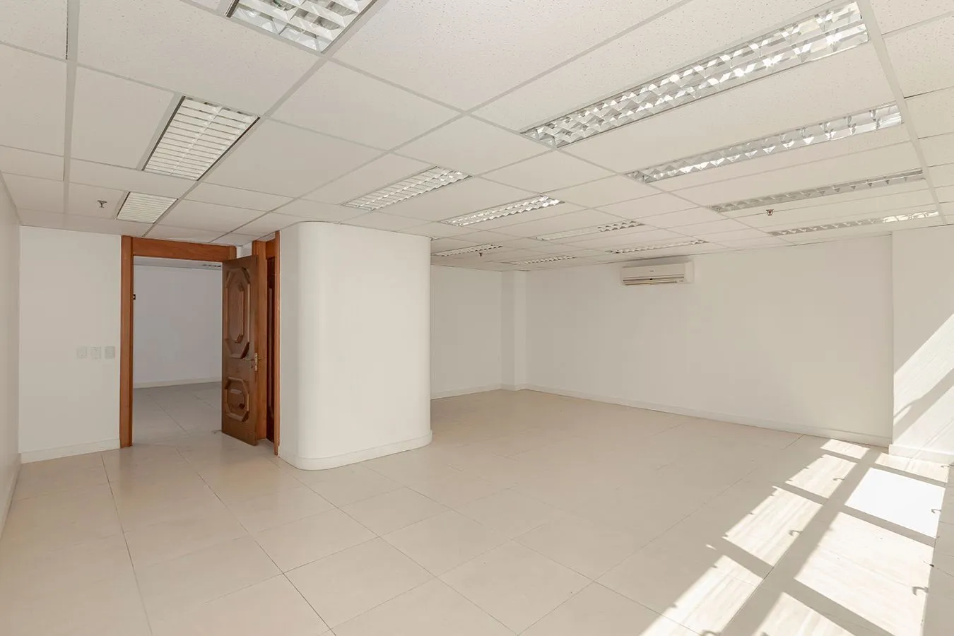 Imagem Conjunto Comercial, meio andar inteiro com várias salas e salão!