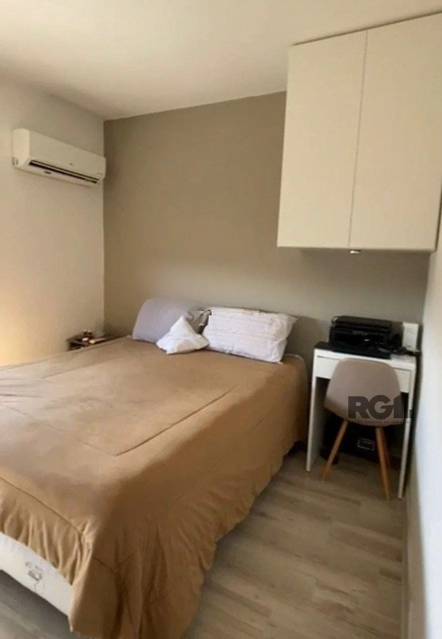 Imagem Apartamento de dois quartos, suíte e duas vagas de garagem no bairro Petrópolis em Porto Alegre.