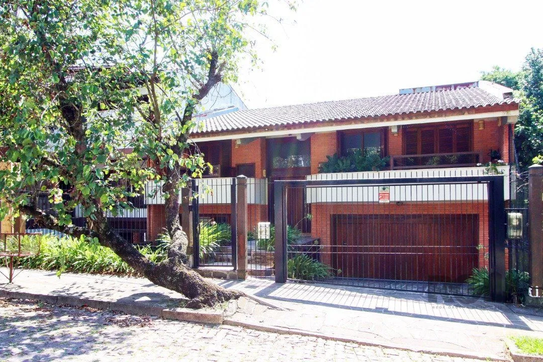 Imagem Casa com 4 dormitórios, sendo 1 suíte, com 2 vagas cobertas, no bairro Nonoai, Porto Alegre, RS