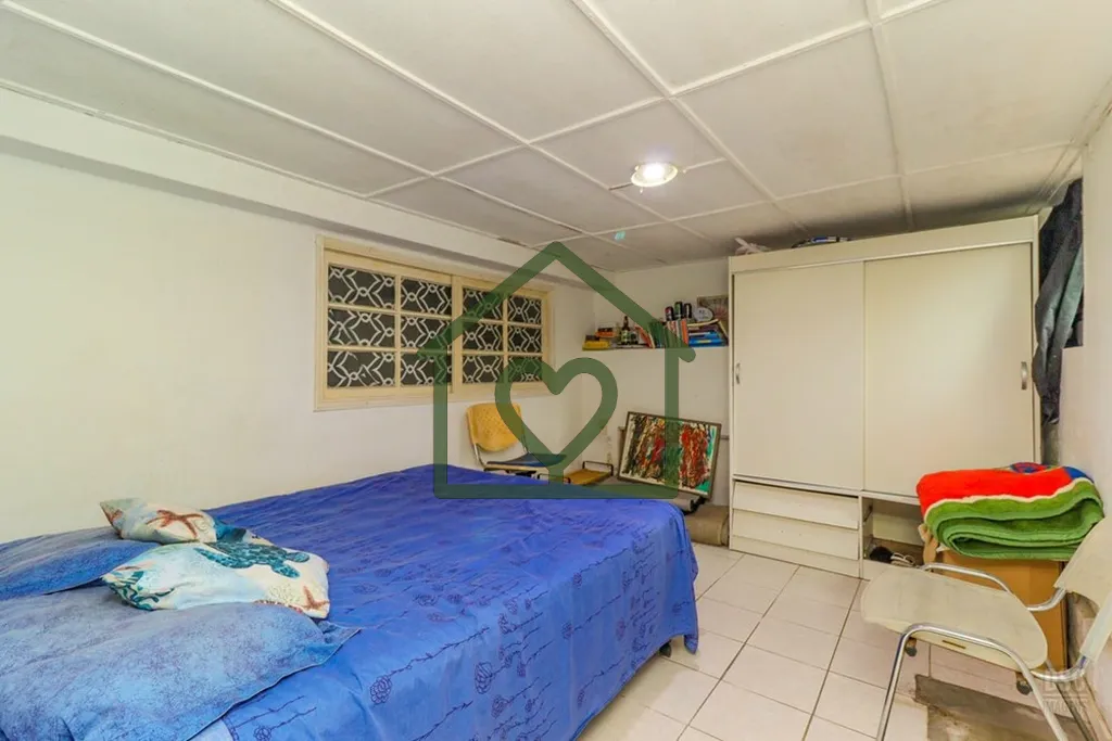 Imagem Bem-vindo a esta encantadora casa à venda em Porto Alegre, situada no coração do bairro Santo Ant...