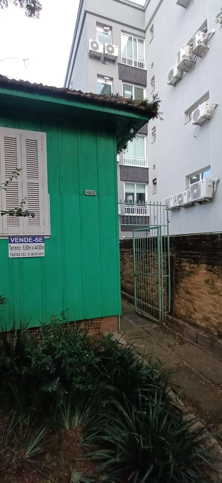 Imagem Vende-se casa de madeira, com dois dormitórios, banheiro, sala e cozinha. Localização privilegiada no bairro Jardim Botânico. Área do terreno com 6,6mx44m.