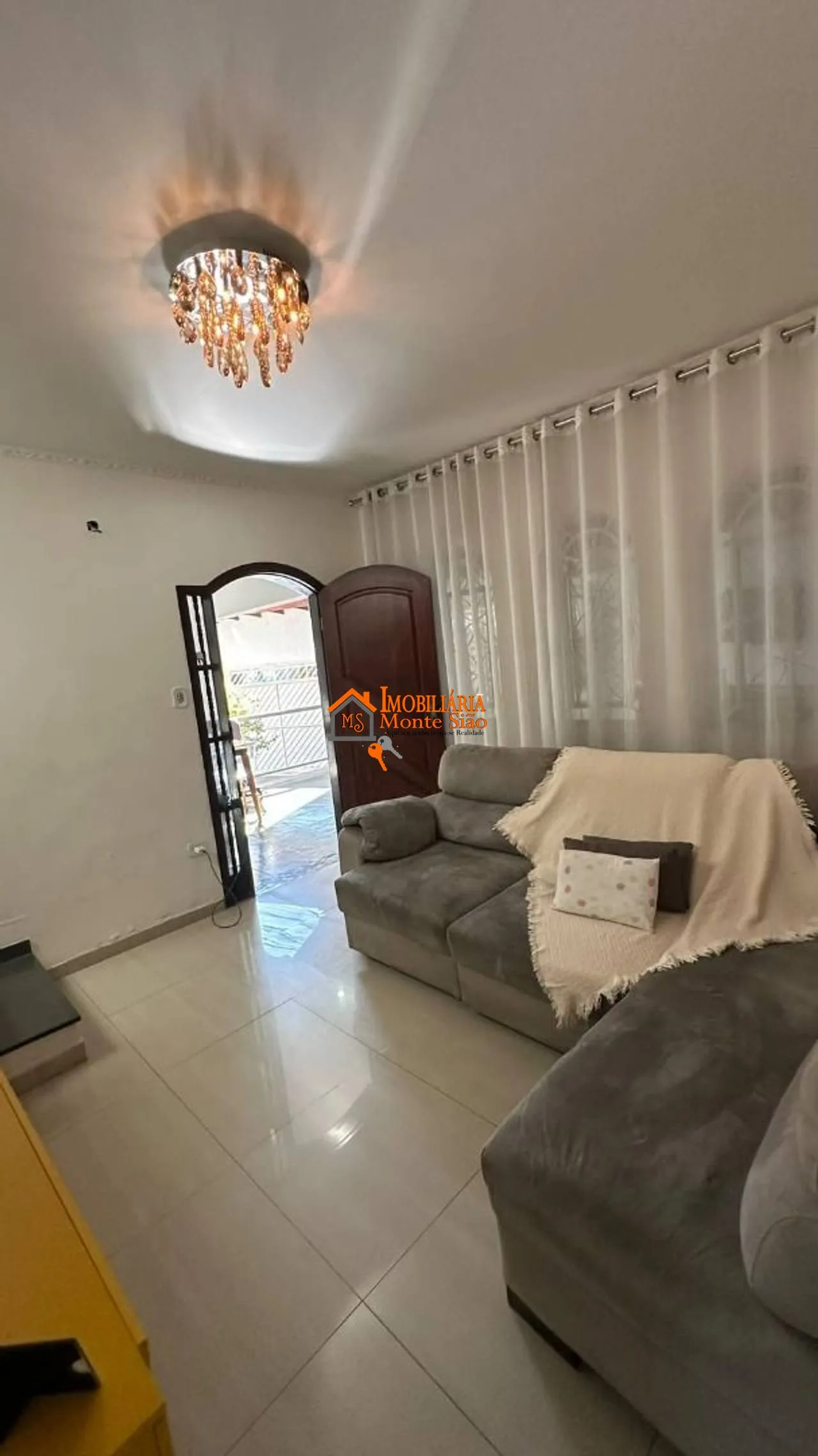 Imagem Sobrado à Venda no Jardim Vila Galvão com 3 Quartos, Piscina e 3 Vagas