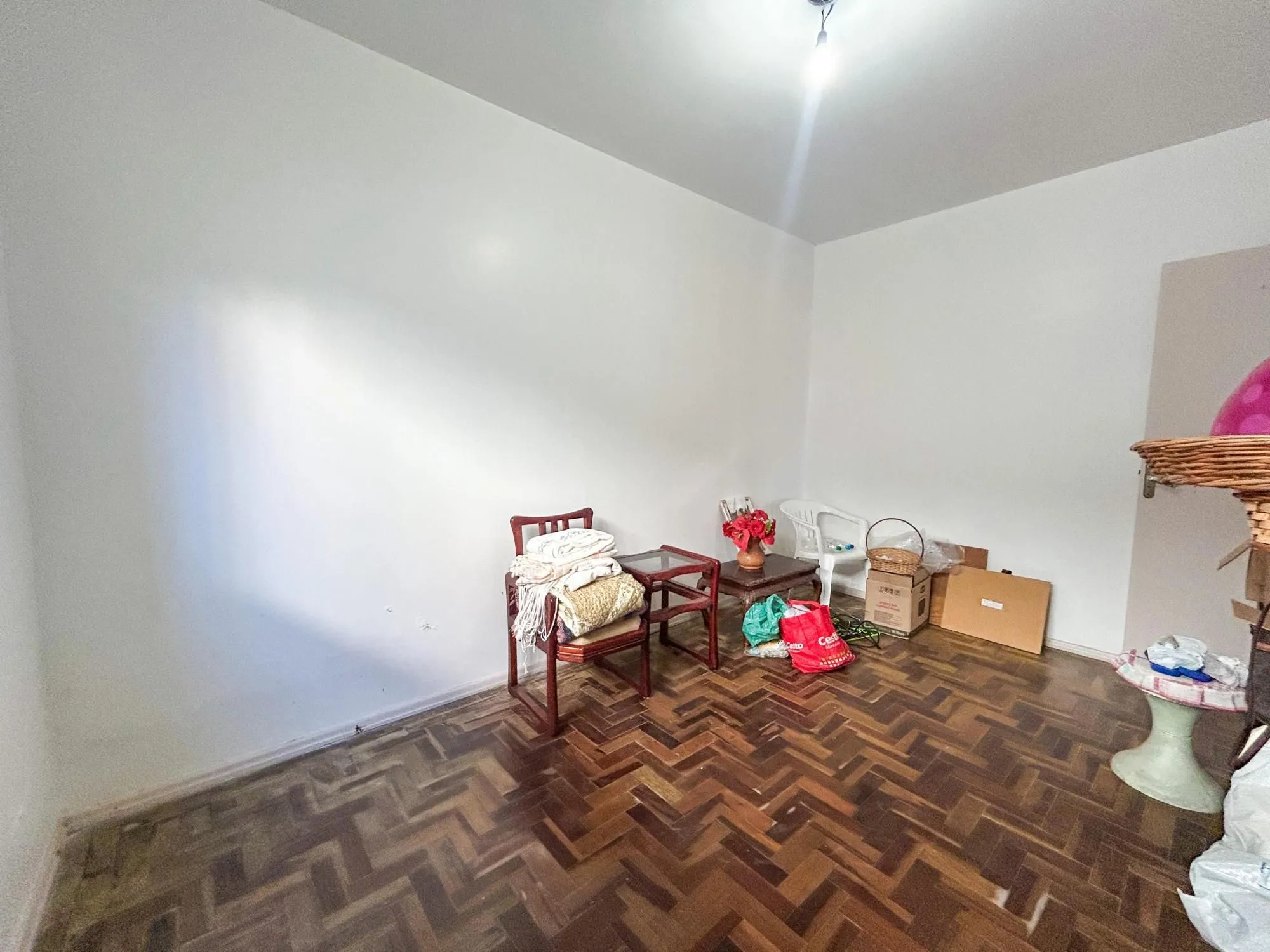 Imagem CASA 03 dormitórios, 01 suíte, lareira, churrasqueira, terraço, pátio, garagens cobertas na VILA NOVA - ótima localização