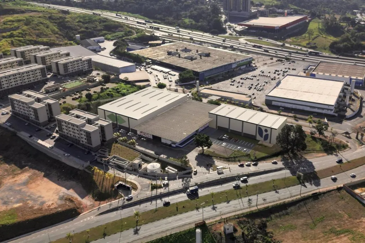 Imagem Galpão Comercial para Locação no Centro de Votorantim-SP: 4 Salas, 8 Banheiros, 40 Vagas e 20.000m² de Área!