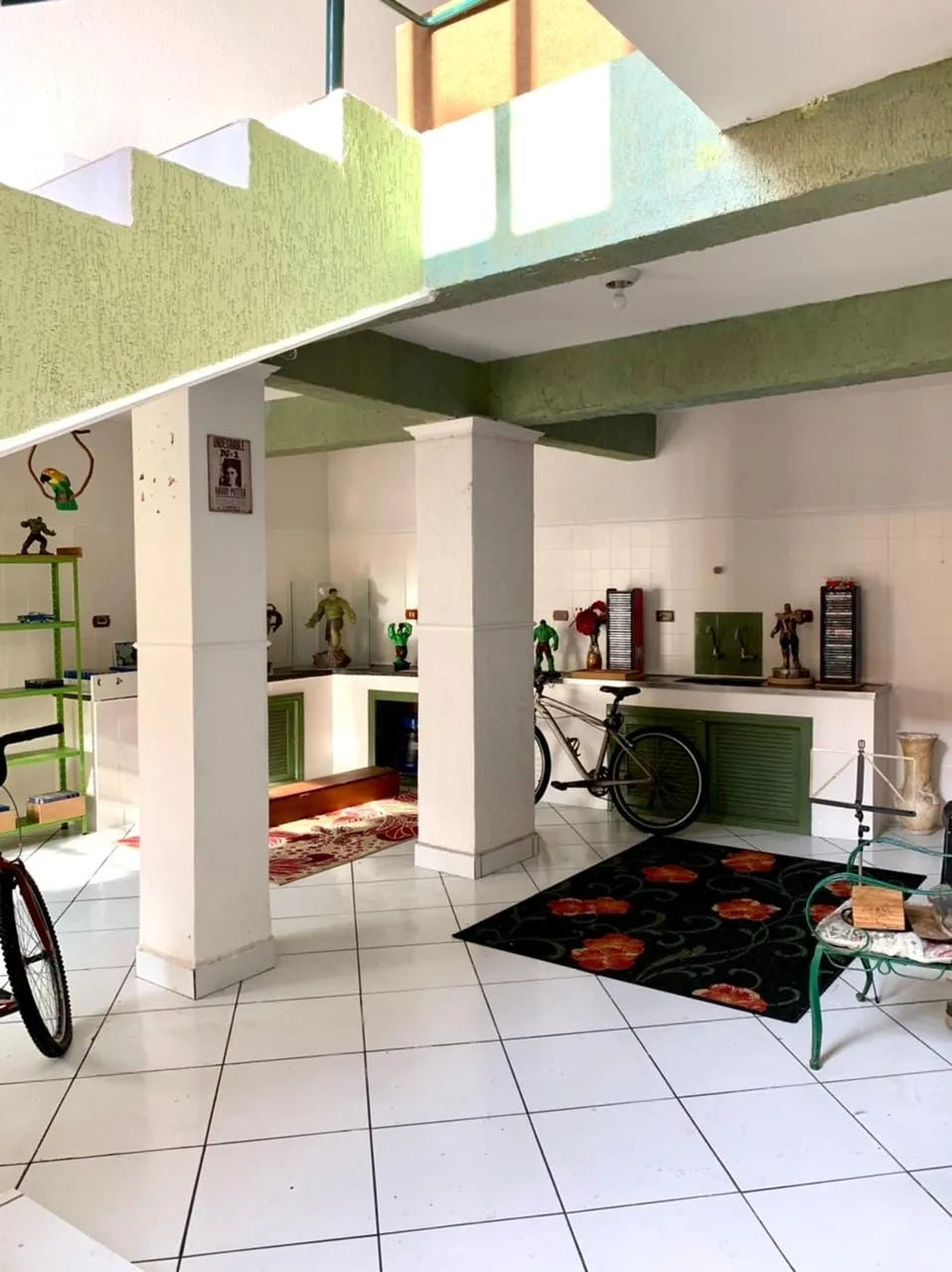 Imagem Comercial para Locação 6 Quartos, 3 Suites, 4 Vagas, 400M², Centro, Taubaté - SP