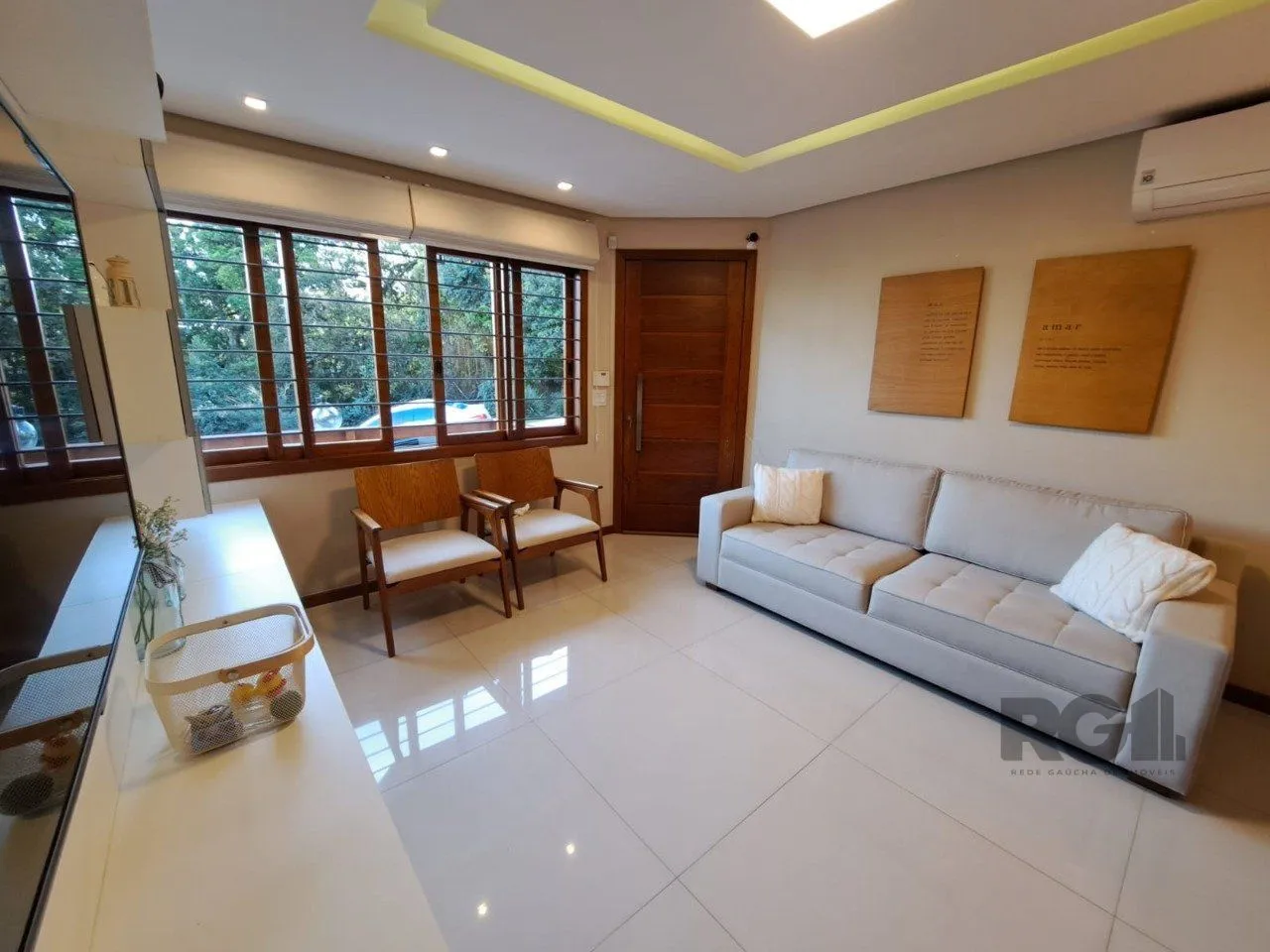 Imagem Casa em Condomínio com 03 quartos e 02 vagas no Bairro Nonoai