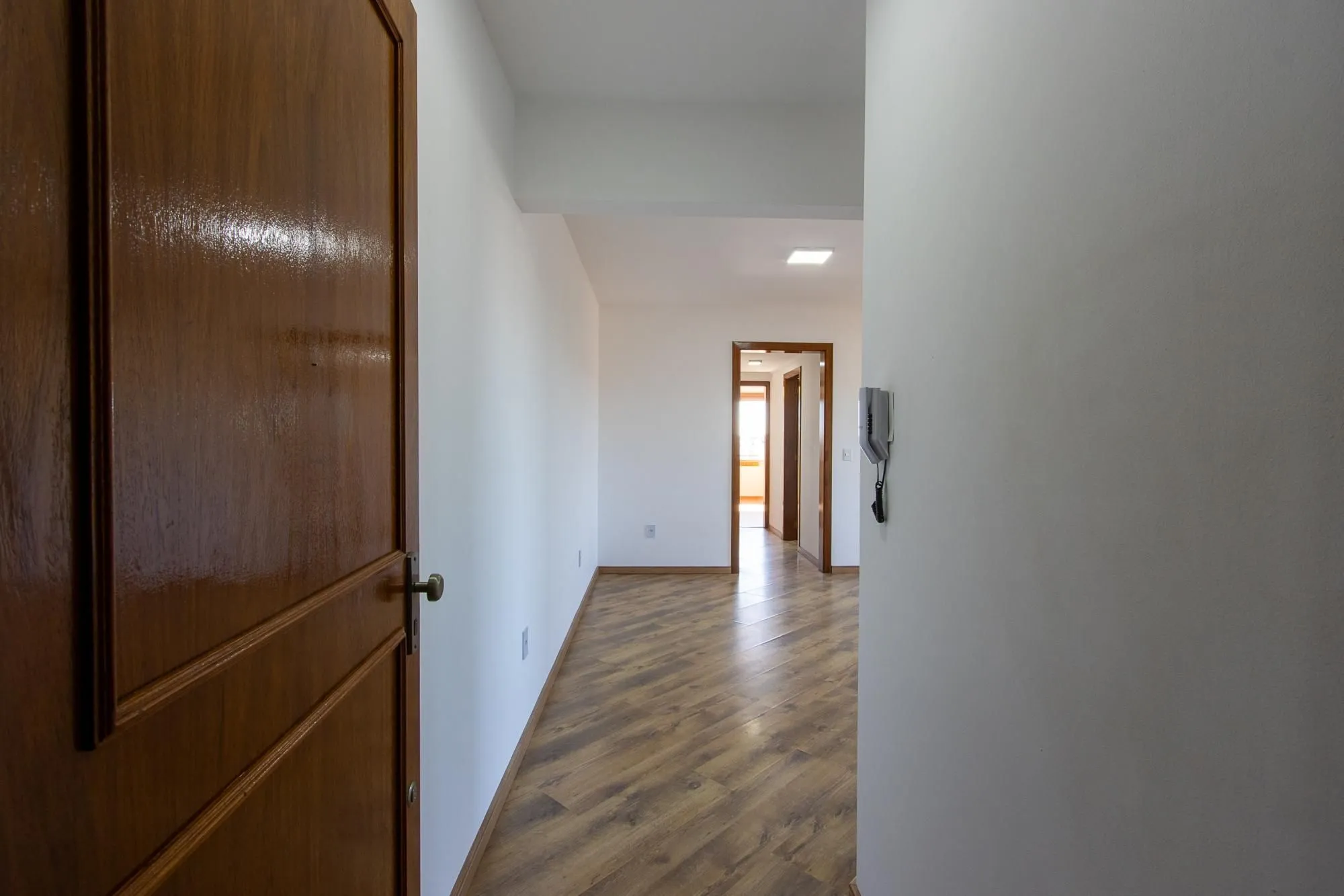 Imagem Apartamento de 2 dormitórios, 1 suíte e 2 vagas de garagem no bairro Tristeza.