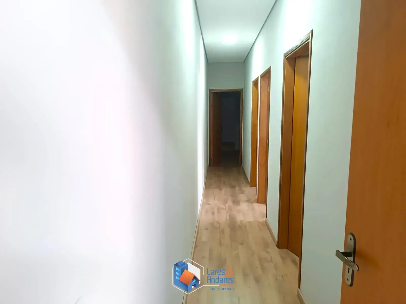 Imagem CASA À VENDA, COM 190M² 3 DORMS (1 SUÍTE) 5 VAGAS, PISCINA, CHURRASQUEIRA - RESIDENCIAL CALIFÓRNIA GARDEN, SÃO SEBASTIÃO DO PARAÍSO, MG