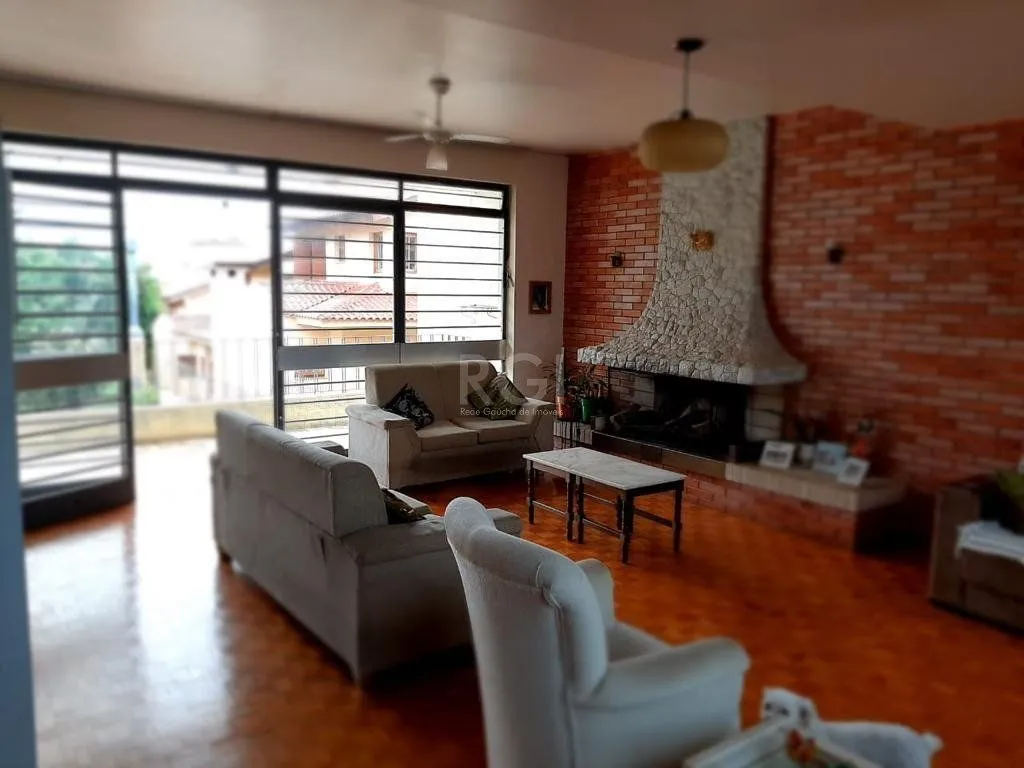 Imagem Vende casa com 05 quartos e garagem para 5 carros.