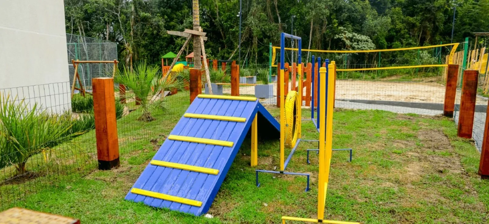 Imagem Casa em condomínio com 2 dormitórios, suíte e churrasqueira