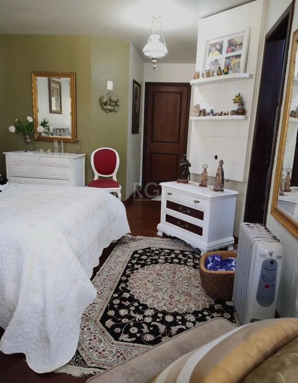 Imagem Sobrado para Venda - 295.24m², 3 dormitórios, sendo 3 suites, 2 vagas - Canela