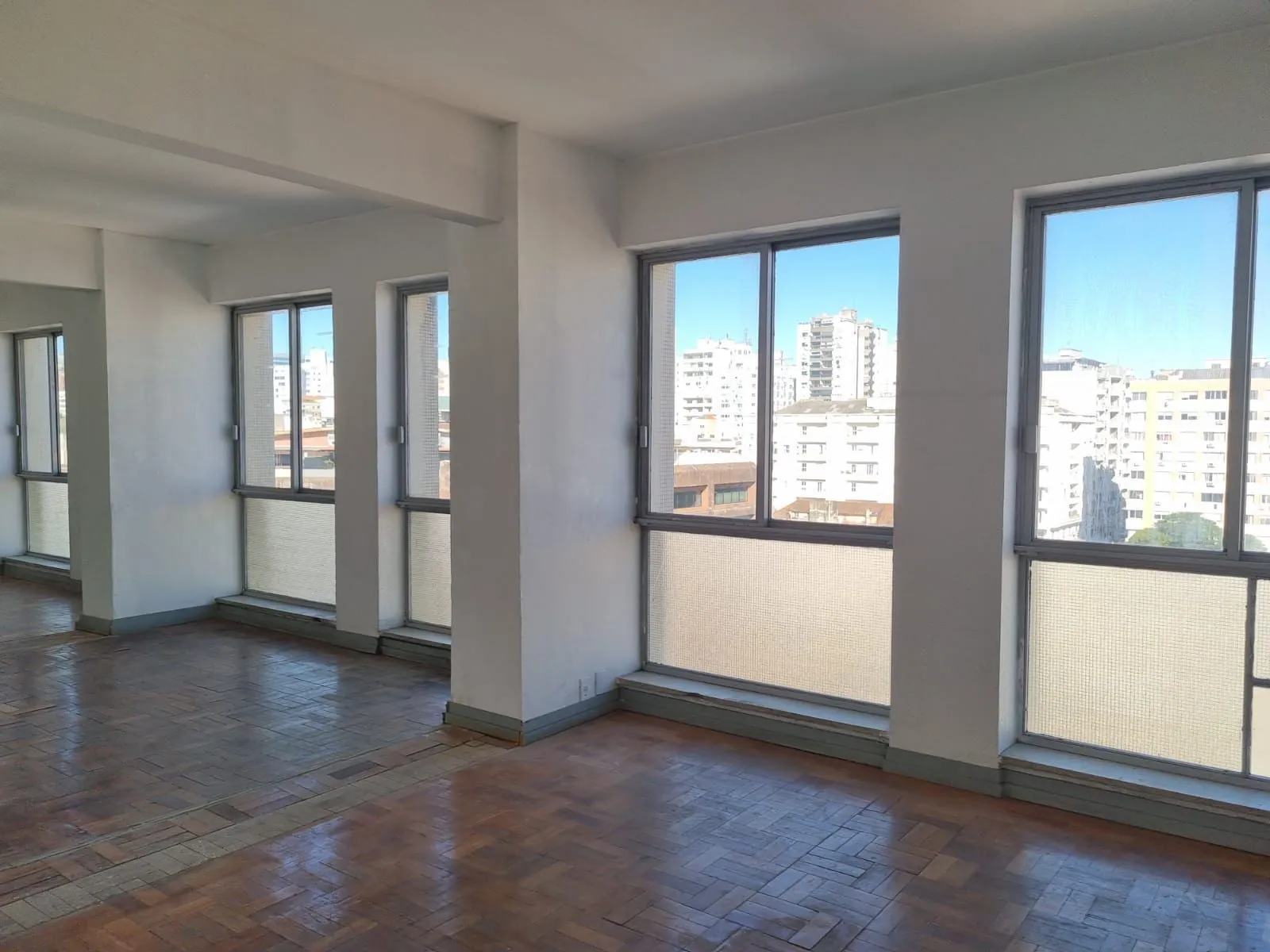 Imagem Conjunto Comercial em Floresta