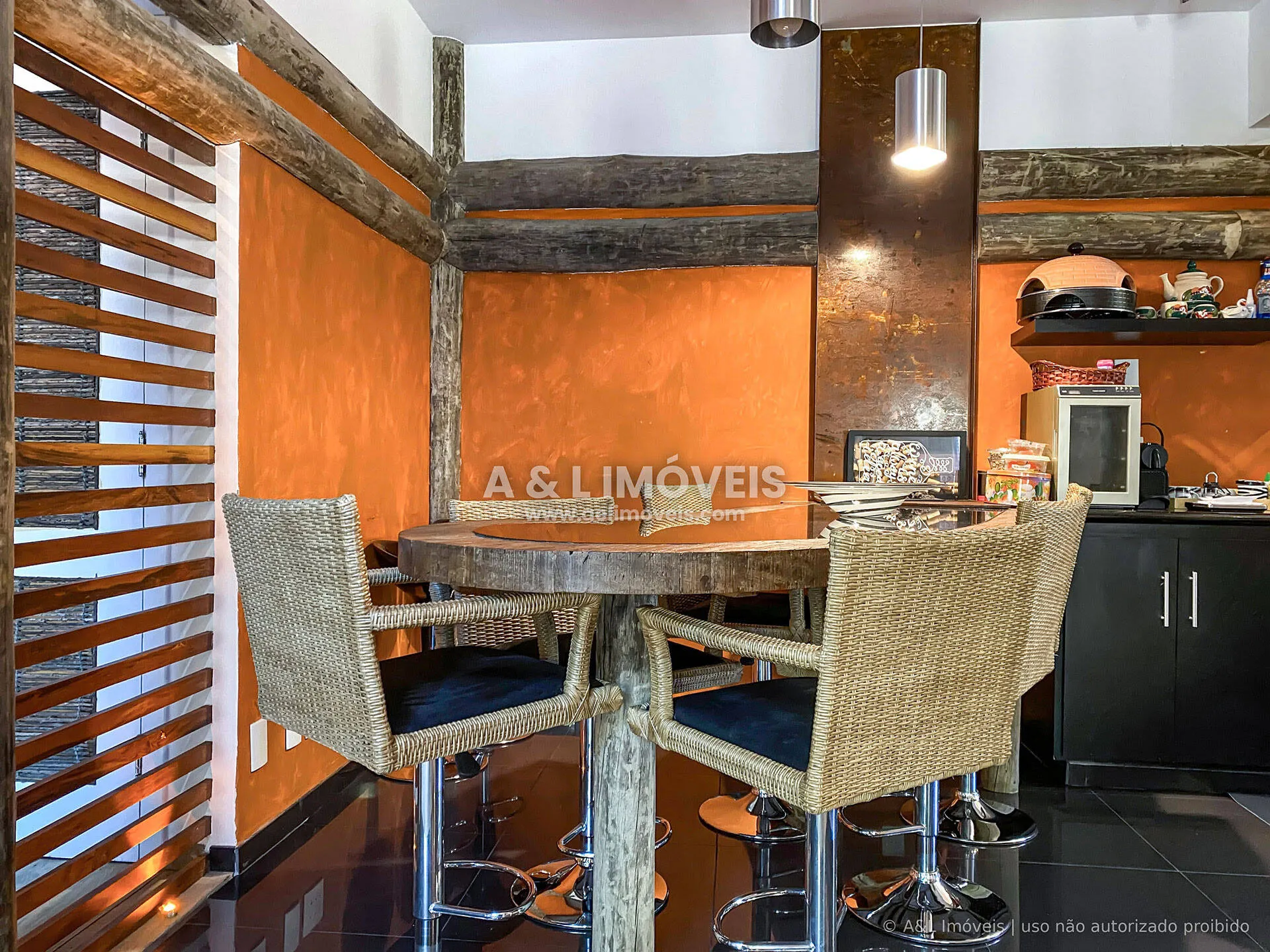 Imagem Cobertura Triplex Capivari | 230 m², 4 Suítes, Spa e Sauna Privativa