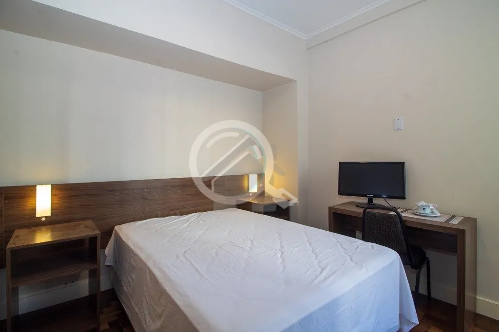 Imagem Studio totalmente mobiliado, com ar condicionado,uma cama de casal e duas camas de solteiro, banheir...
