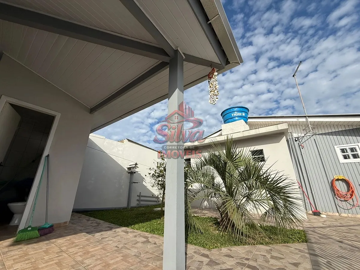 Imagem Casa 3 dormitórios com piscina a 250m do mar