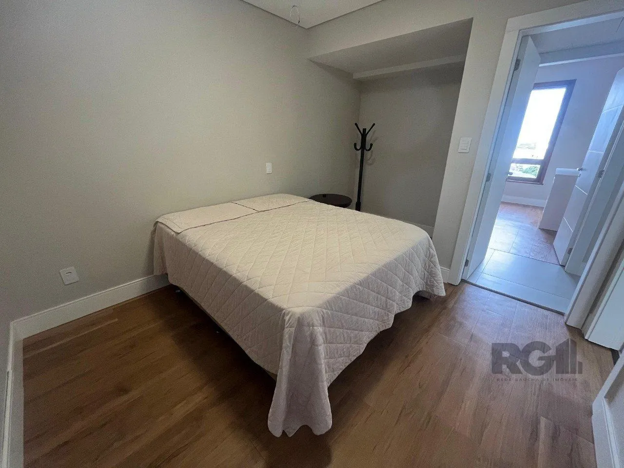 Imagem Apartamento de três quartos, suíte e uma vaga de garagem no bairro Independência em Porto Alegre.