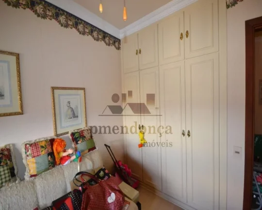 Imagem Apartamento com piso em madeira e armários, living para 03 ambientes, lavabo, 04 dormitórios sendo...