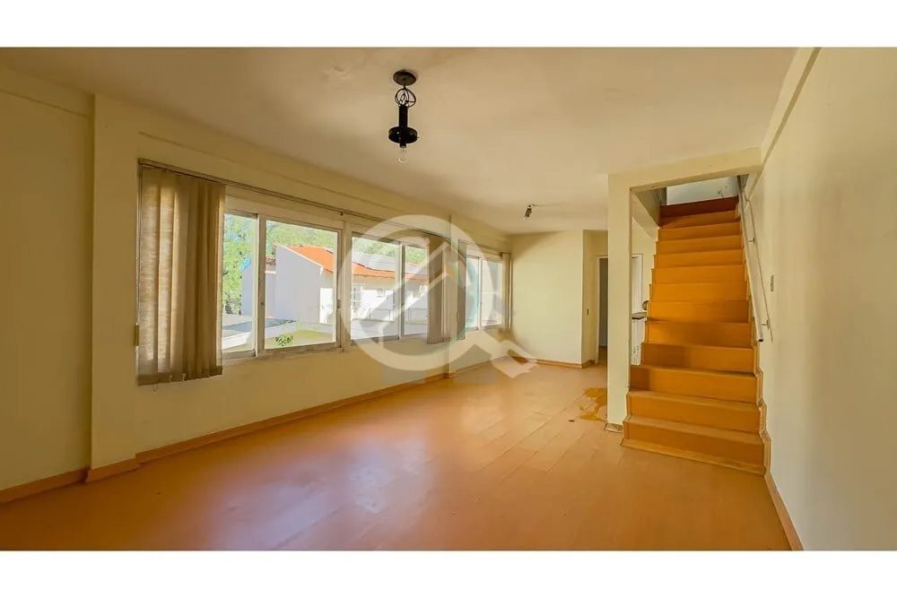 Imagem Ampla casa com 14 peças incluindo um anexo de 3 andares, salas com lareira, 2 suítes, 4 quartos, e...