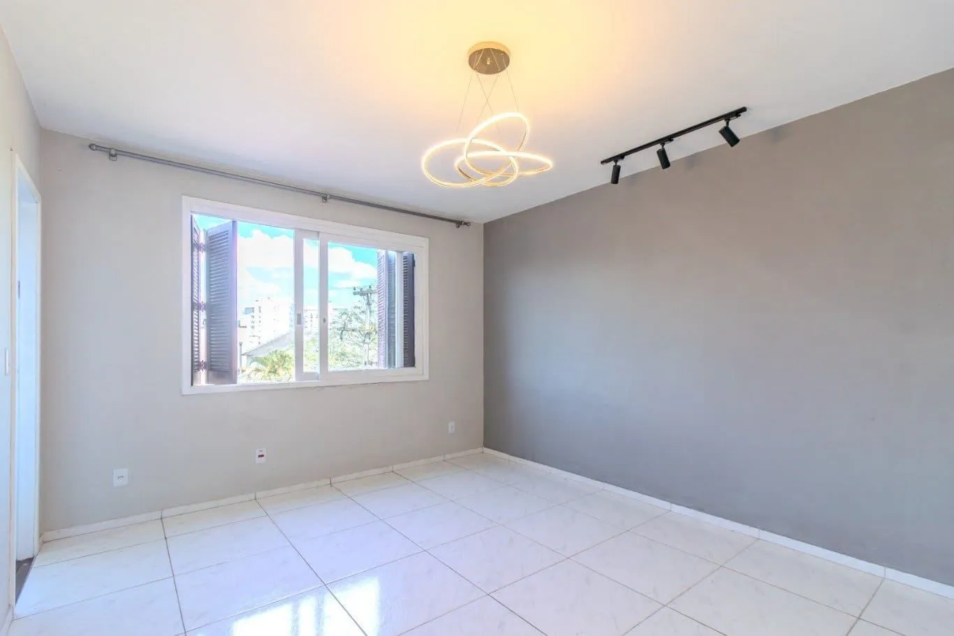 Imagem Apartamento de 2 dormitórios à venda em Vila Ipiranga, Porto Alegre.