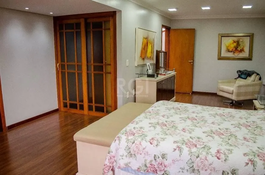 Imagem Casa com 5 dormitórios, 550 m² no Bairro Vila Jardim - Porto Alegre/RS