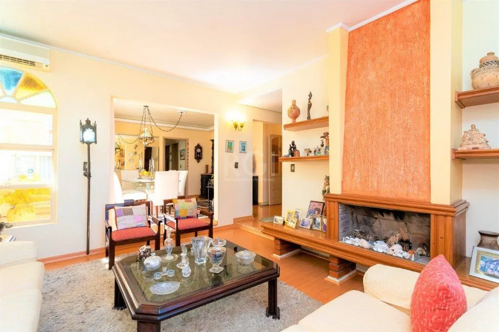 Imagem Casa para Venda - 228m², 4 dormitórios, sendo 1 suites, 5 vagas - Teresópolis