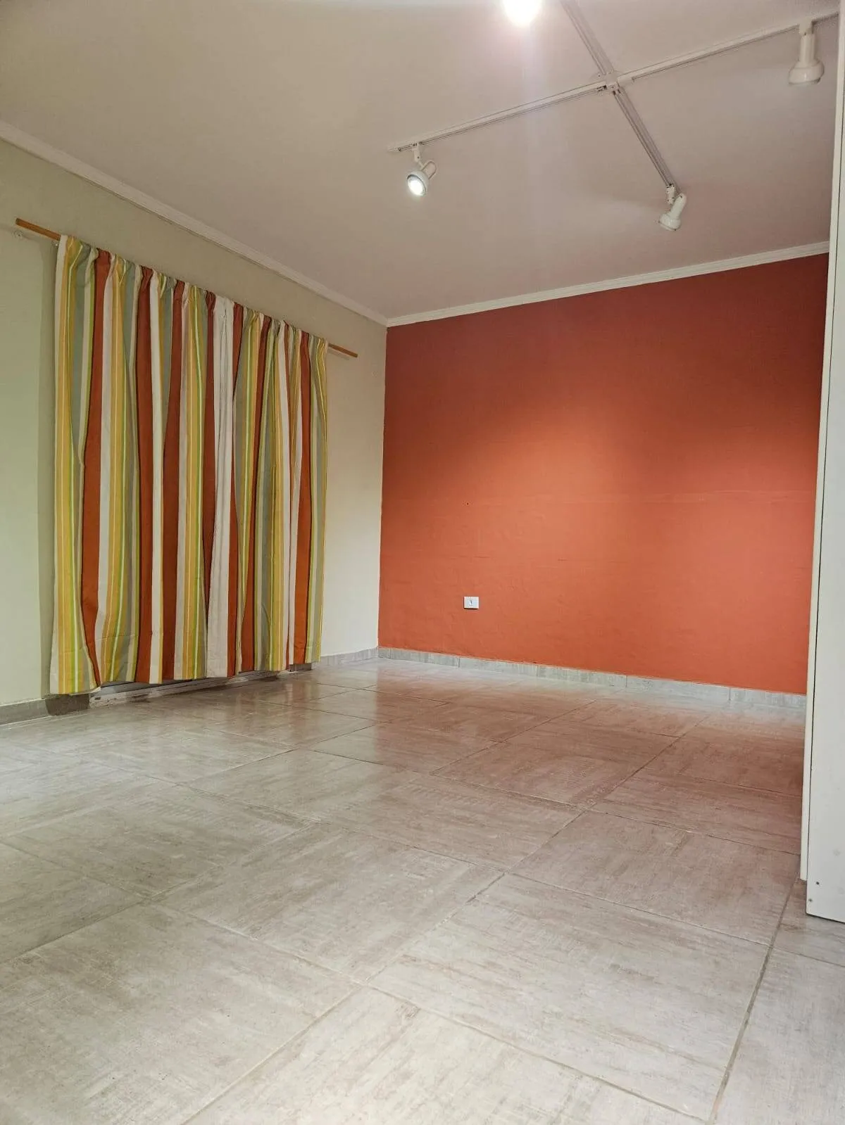 Imagem Linda Casa Nova em Higienópolis - 700m² de Terreno, 4 Suítes e Área de Lazer Completa