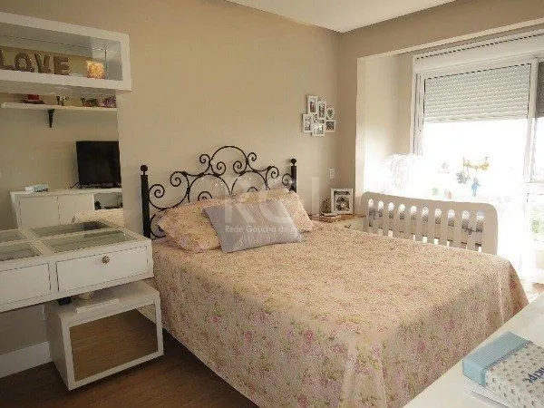 Imagem EXCELENTE CASA COM 3 DORMITÓRIOS, 1 SUÍTE E VAGA DE GARAGEM PARA 3 CARROS.