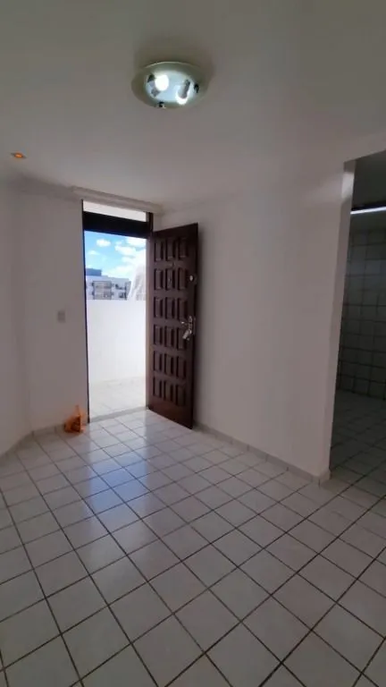 Imagem Apartamento em Intermares a 50m da praia, com 2 quartos (1 suíte), varanda ampla, ventilado e vaga de garagem. Excelente para morar ou investir.